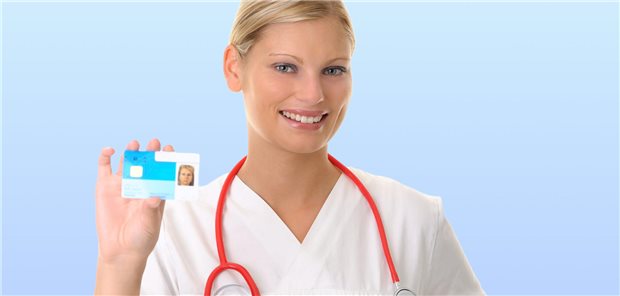 Gut gelaunt mit elektronischem Heilberufsausweis? Bei der KBV überwiegen derzeit die Zweifel, dass Anbietern ein zügiger Kartentausch gelingt.