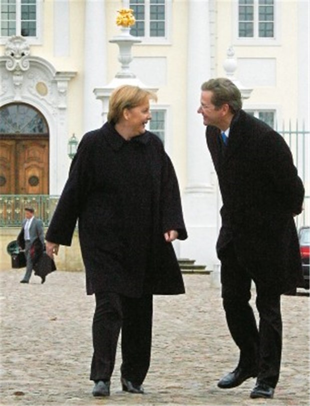 Schwarz-Gelb spielt bei der Gesundheit auf Zeit Gut gelaunte Wunschpartner: Bundeskanzlerin Merkel (CDU) und Vizekanzler Westerwelle (FDP) nach der Kabinettsklausur im Schloss Meseberg.
