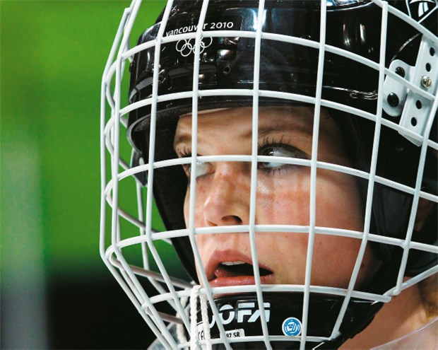 Body-Checks beim Frauen-Eishockey verboten Gut geschützt: Florence Schelling aus der Schweiz im Spiel gegen Russland. Das Schweizer Team ist im Kampf um die Medaillen ohne Chance. © dpa