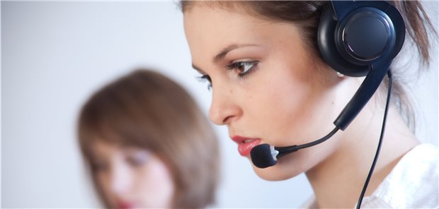 Gut geschult für die medizinische Ersteinschätzung am Telefon? Callcenter-Mitarbeiterinnen bei der Arbeit. 