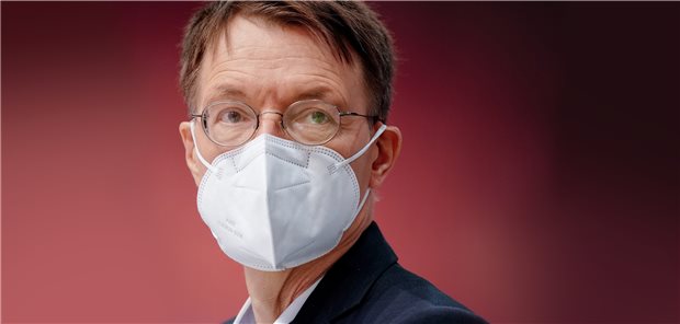 Corona-Experten: Neues Gremium soll Dienstag zusammenkommen Gut gewappnet: Karl Lauterbach (SPD), Bundesminister für Gesundheit, hier beim Bundesparteitag seiner Partei, hat sein Expertengremium zusammengestellt. Er will mehr als bisher auf wissenschaftliche Expertise zurückgreifen.