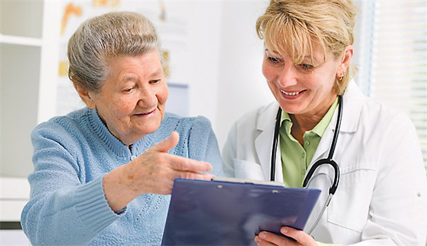 Patienten erinnern, Medikamente zu nehmen Gut informierte Patientin - eine Basis für Therapietreue.