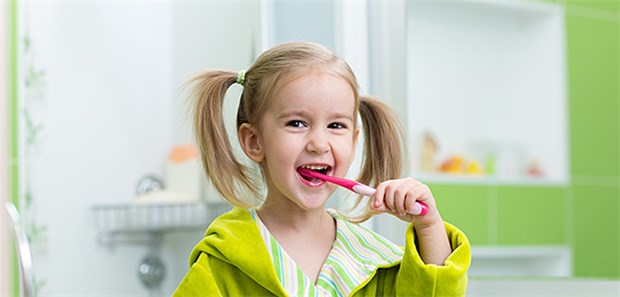 So viele Kinder putzen zu selten die Zähne Gut lachen dank sauberer Zähne: Kinder unterscheiden sich in ihrer Zahnpflege nach ihrer familiären Statusgruppe, so eine Studien-Datenanalyse.