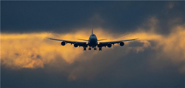 Flugzeug in den Wolken
