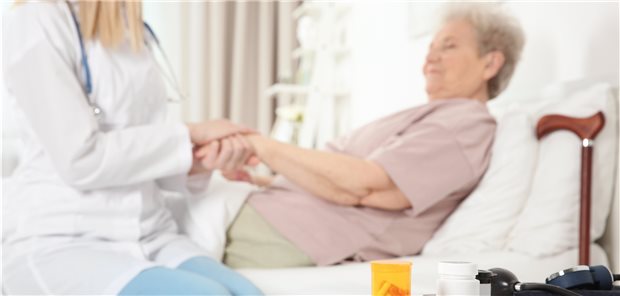 Gute Betreuung: Müssen Zuckerkranke ins Krankenhaus, sollten sie möglichst eine für Diabetiker geeignete Klinik auswählen. (Symbolbild mit Fotomodellen)