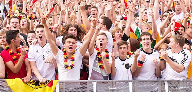 Das Schöne und das Gefährliche an der Gruppendynamik Gute Gruppengefühle: Fußballfans während der Fußball-WM 2014.