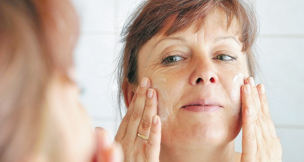 Trockene Altershaut bedarf intensiver Pflege Gute Hautpflege dient nicht nur der Schönheit, sondern beugt auch altersbedingten Dermatosen vor.