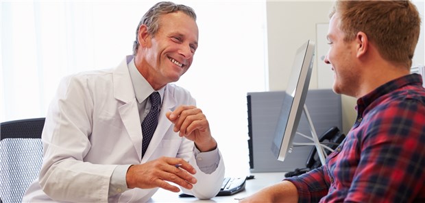 Gute Laune beim Arzt-Patienten-Gespräch? Eine neue Studie empfiehlt fünf Verhaltensregeln für eine gute Arzt-Patienten-Beziehung. 