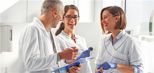 Lob vom Chef wirkt sich positiv auf Mitarbeiter-Gesundheit aus Gute Laune im Team: Ein positives Feedback von Vorgesetzten stärkt Mitarbeitende.