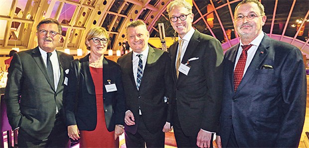 Ein Gesetzentwurf war die Spaßbremse auf der Ärzteparty Gute Mienen beim Neujahrsempfang der Deutschen Ärzteschaft: BÄK-Präsident Professor Frank Ulrich Montgomery, KV Berlin-Vorsitzende Dr. Angelika Prehn, Bundesgesundheitsminister Hermann Gröhe (CDU), KBV-Chef Dr. Andreas Gassen und der Vorsitzende der Ärztekammer Berlin Dr. Günther Jonitz.