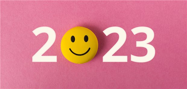 Schriftzug &quot;2023&quot; mit einem Smiley als 0 auf pinkem Grund: Symbolbild für den positiven Jahresrückblick.