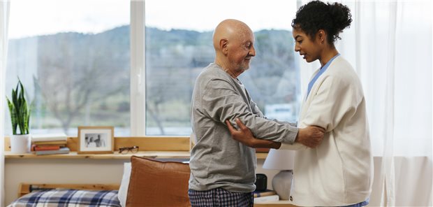 Gute Pflege braucht vor allem eines: gute Mitarbeiterinnen und Mitarbeiter. Die werden aktuell händeringend gesucht. (Symbolbild mit Fotomodellen)