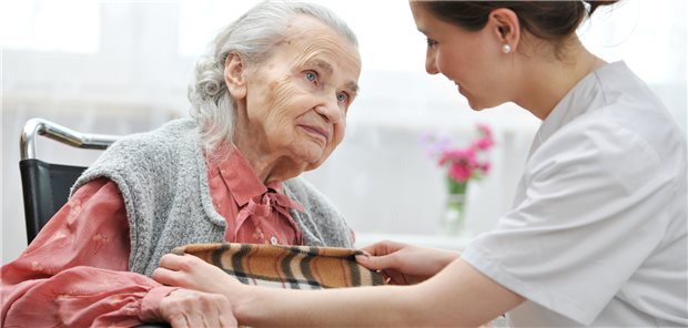 Pflegewissenschaftler kritisiert hohe Eigenbeteiligungen in der Pflege Gute Pflege, für viele ist das wegen der steigenden Eigenbeteiligung nur schwer stemmbar. Die Pflegeversicherung sei eingeführt worden, um Altersarmut durch Pflegebedürftigkeit zu verhindern. Das leiste sie heute nicht mehr, kritisiert daher Pflegewissenschaftler Professor Heinz Rothgang. (Motiv mit Fotomodellen)