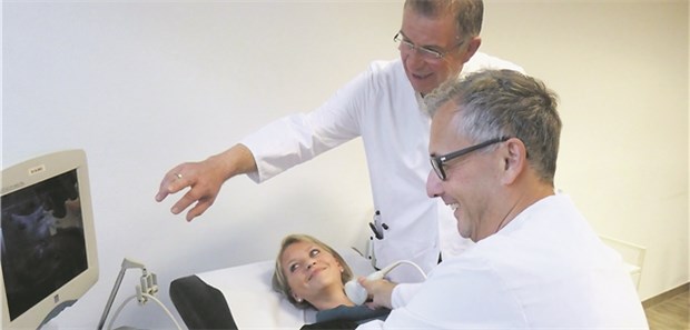 "Portalpraxis ist das Modell der Zukunft" Gute Stimmung: Klinikarzt Dr. Christoph Haurand (l.) und Hausarzt Dr. Günter Lapsien in der Notfalldienstpraxis am Klinikum Bergmannsheil Buer.