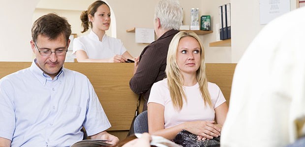Bürger spüren keinen Ärztemangel Gute Stimmung im Wartezimmer: Laut Umfrage sind die meisten Patienten mit der Erreichbarkeit ihrer Ärzte zufrieden.