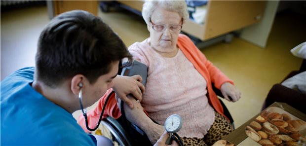 Barmer warnt vor einem prekären Pflegenotstand Gute Versorgung im Alter? Das wird immer schwieriger, da bereits heute Pflege- und Assistenzkräfte in der stationären und ambulanten Versorgung fehlen. Gleichzeitig steigt aber der Bedarf an Pflegeleistungen.