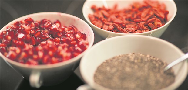 Superfood – Was bringt das? Guten Appetit! Chiasamen (unten r), getrocknete Gojibeeren und Granatapfelkerne (l).