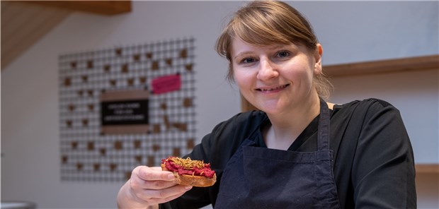 Gesunde Würmchen genussvoll serviert Guten Appetit! Ein Brot mit Buffalo-Würmern. Als Zutaten für den Wümer-Happen stellt Sieghartsleitner ausschließlich saisonale und regionale Produkte zur Verfügung.