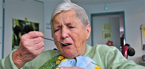 Essen in Kliniken und Heimen birgt unnötige Risiken Guten Appetit – aber bitte ohne rohen Fisch oder Rotschmierekäse.