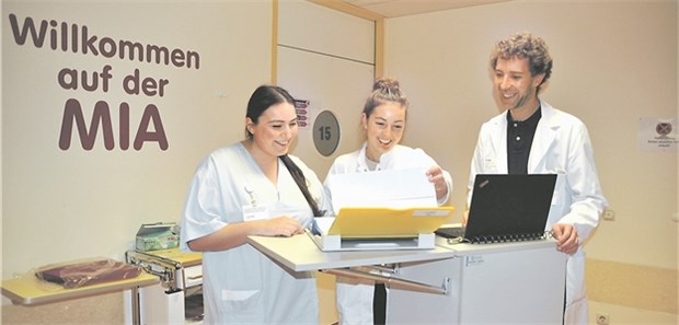 Auf der MIA-Station zusammen lernen Gutes Team bei der Visite auf der Mannheimer MIA-Station (von links): Pflegeschülerin Giulia Samira Del Popolo, Medizinstudentin Silke Horn und Stationsarzt Tobias Weiss.