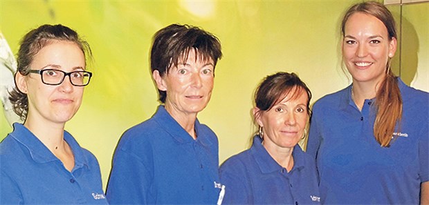 Nicht immer nur Büffeln – hier dürfen Studenten mit anpacken Gutes Team (von links): Arzthelferin Antje, Leika-Patenärztin Angelika Raschpichler, Arzthelferin Manuela und Studentin Lisa Birke.