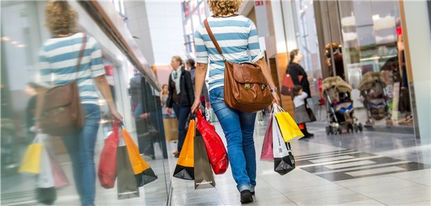 Gutscheine für das örtliche Einkaufszentrum sind beliebte steuer- und abgabenfreie Sachleistungen, die Arbeitgeber den Beschäftigten zukommen lassen. Die Freigrenze wurde nun auf 50 Euro monatlich erhöht.