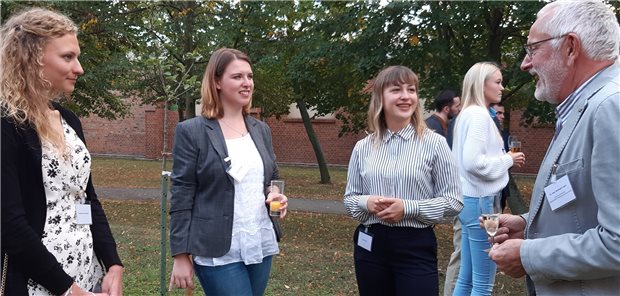 Startschuss für 20 Studienanfänger aus der Landarztquote Gwendolin Heinemann, Josefine Bernatzky und Sarah Adler (v.l.) freuen sich mit KV-Vorstand Dr. Burkhard John über die Chance, die sie mit der Landarztquote erhalten haben.