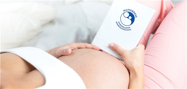 Gynäkologen tragen sämtliche Befunde zur Schwangerschaft im Mutterpass ein. Nun wird das Dokument um die Pertussis-Impfung und die gezielte Rhesusprophylaxe erweitert.