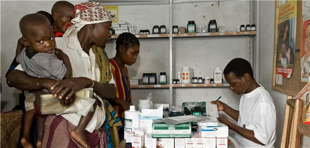 COVID stoppt in Afrika die AIDS-Prophylaxe HIV-positive Mutter mit Kind bei der Ausgabe von Medikamenten in einer Ambulanz in Quelimane, Mosambik (Archivbild). Wegen des Corona-Lockdowns sind derzeit viele Behandlungsstellen in afrikanischen Ländern geschlossen.