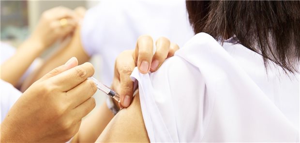 HPV-Impfung: Eine frühe Impfung vor dem 17. Lebensjahr kann nach schwedischen Registerdaten fast neun von zehn Zervixkarzinomen bis zum 30. Lebensjahr verhindern.