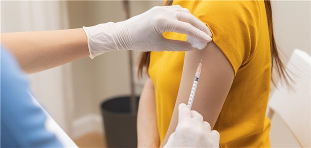 Frau erhält Spritze