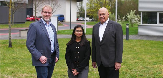 HZI-Abteilungsleiter Luka Cicin-Sain, Doktorandin Adhara Madhuri und Henrik Klimke, Vorsitzender der Günter Hansmeier Krebsstiftung.