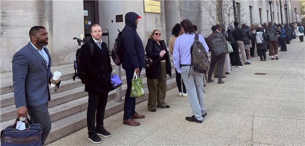 Angestellte stehen in einer Schlange vor dem Hauptgebäude der US-Gesundheitsbehörde.