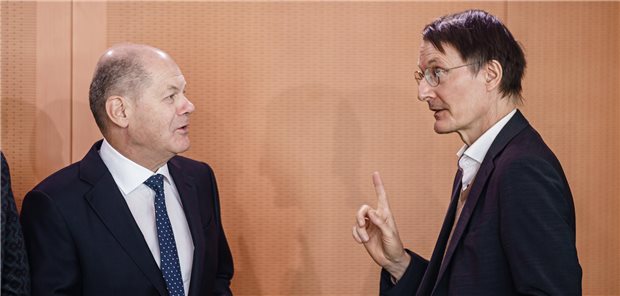 Bundeskanzker Olaf Scholz (l.) und Bundesgesundheitsminister Karl Lauterbach.