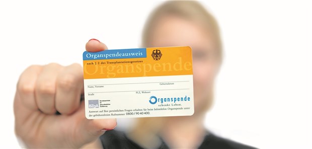 Manche Patienten brauchen nur einen kleinen Schubser Haben Sie schon einen im Portemonnaie? Wer seine Patienten aktiv anspricht, kann viele Patienten dazu bewegen, sich einen Organspendeausweis zuzulegen.