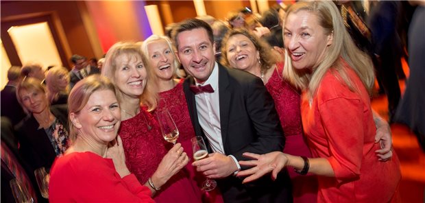 Ein Abend über Revolutionen Haben allen Grund zum Jubel: Das Team von GlaxoSmithKline hat in der Kategorie Primary Care den Galenus-Preis für die HPV-Vakzine Shingrix erhalten. Die „Ladies in Red“ haben am Galaabend im Axica für beste Stimmung gesorgt.