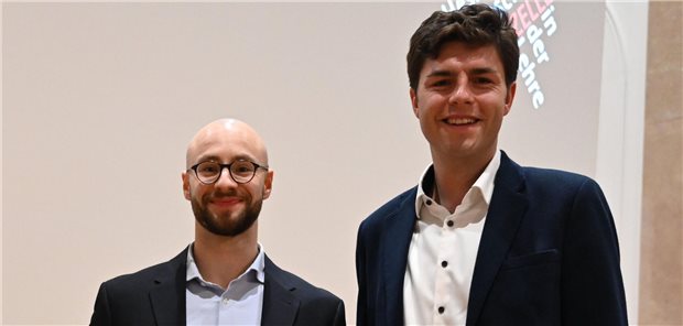Zwei Medizinstudenten erhalten für Konzept einer Lehrveranstaltung den hessischen Hochschulpreis Haben den mit 10.000 Euro dotierten Preis für hessischen Hochschulpreis für Exzellenz in der Lehre erhalten: Phillip Kremer (l.) und Leonard Richter.