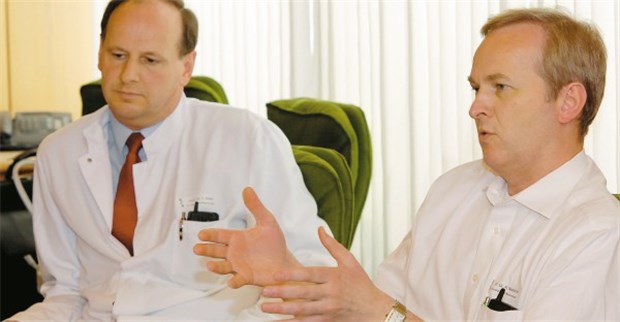Aufbauhilfe, die Nierenkranken Leben rettet Haben seit 2002 in St. Petersburg Aufbauarbeit geleistet: Professor Volker Kliem (li.) und Dr. Alexander Nabokov.