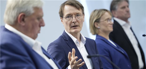 Bund und Länder einigen sich bei Klinikreform Haben sich auf Eckpunkte für die geplante Klinikreform geeinigt (v.l.): Karl-Josef Laumann (SPD), Gesundheitsminister von Nordrhein-Westfalen; Karl Lauterbach (SPD), Bundesgesundheitsminister; Melanie Schlotzhauer (SPD), Gesundheitssenatorin von Hamburg, und Manfred Lucha (Grüne), Gesundheitsminister von Baden-Württemberg.