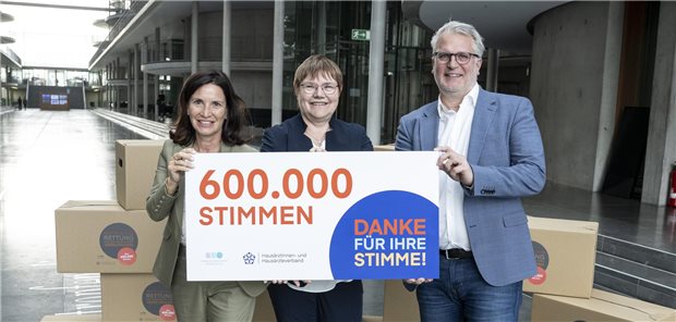 Petitionsausschuss: Hausärzteverband stellt HZV ins politische Schaufenster Haben weit mehr als 600.000 Unterstützer für die Petition erreicht: die Co-Bundesvorsitzende des Hausärzteverbands, Professor Nicola Buhlinger-Göpfarth (v.l.), vfm-Präsidentin Hannelore König und der Co-Bundesvorsitzende des Hausärzteverbands, Dr. Markus Beier.