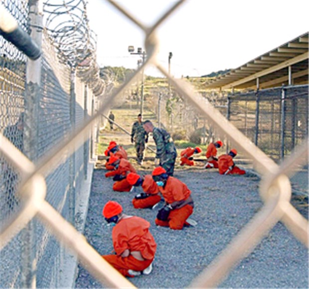 Decken Ärzte die US-Folterknechte im Gefangenenlager Guantanamo? Häftlinge knien im Camp X-Ray auf dem US-Marinestützpunkt Guantanamo Bay auf Kuba.