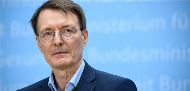 Lauterbach bereitet neue Maskenpflicht vor Hält die Option zur Maskenpflicht in Innenräumen für dringend erforderlich: Bundesgesundheitsminister Professor Karl Lauterbach.