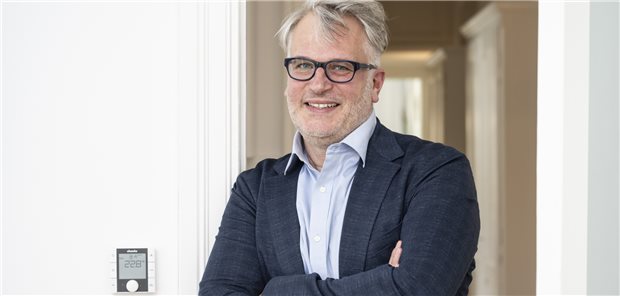 Markus Beier: „Gesundheitsregionen sind ein Schuss in den Ofen!“ Hält nichts von den Plänen, dass Krankenkassen Patienten anhand von Abrechnungsdaten auf Krankheitsrisiken hinweisen; seriös sei das nicht möglich – Hausärzteverbandschef Dr. Markus Beier in seinem Berliner Büro.