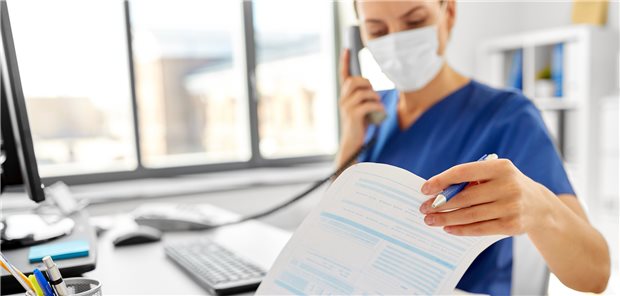 Hält oft die Fäden in der Hand und entlastet Ärzte: das Praxispersonal.