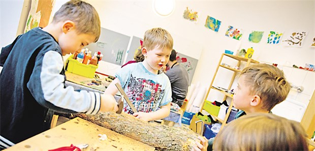 Armut erhöht Herzinfarkt-Risiko Hämmern und Werken in einer Berliner Kita: Kreatives Arbeiten zählt mit zu den Gesundheitsressourcen.
