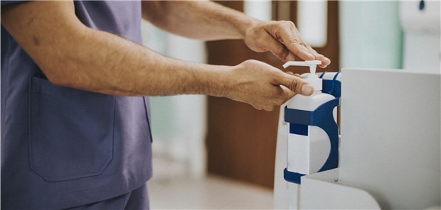 Hände desinfizieren in der Klinik: Das reicht nicht aus – zumindest nicht, wenn es schnell gehen muss und getrockneter Speichel im Spiel ist.