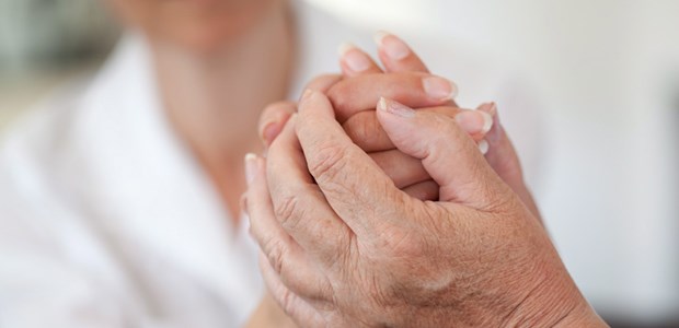 Schmerzlinderung hat oberste Priorität Hände, die Trost spenden: Viele Menschen in Deutschland stehen sich offensiv mit dem Sterben auseinander.