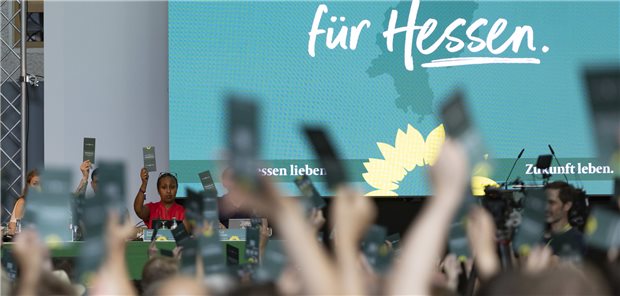 Landtagswahlkampf: Hessens Grüne für regionale ärztliche Versorgungszentren Frankfurt/Main: Auf dem Parteitag der Grünen in Hessen wird über einen Antrag abgestimmt. Der jetzige Wirtschaftsminister tritt bei der kommenden Landtagswahl an und will der erste grüne Ministerpräsident von Hessen werden.