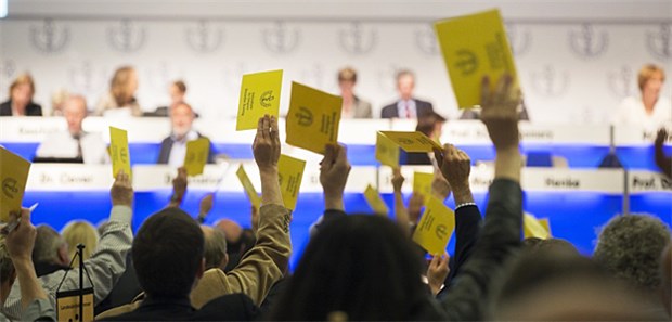 Mammutprogramm am Schlusstag Hände hoch: Mit großem Engagement haben die Delegierten den Abstimmungsmarathon am Ende des Ärztetages bewältigt.