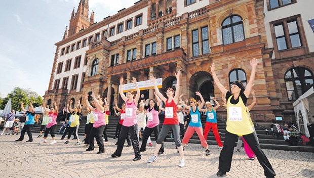 Zumba und Rösler: DGIM-Highlights Hände hoch, ab geht die Post: "Zumba"-Tanz vor dem Rathaus Wiesbaden: der Patiententag stieß wieder auf großes Interesse.